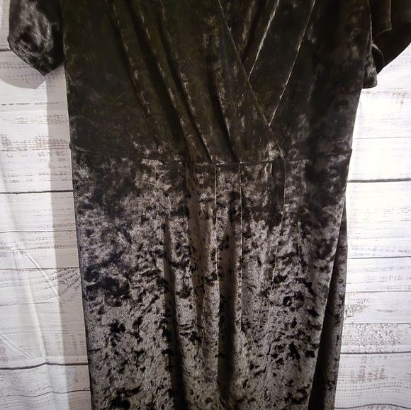 EVRI WOMEN'S 1X BLACK VELVET SHORT SLEEVE WRAP LOOK DRESS Hi Low Fit Flare - Picture 5 of 7